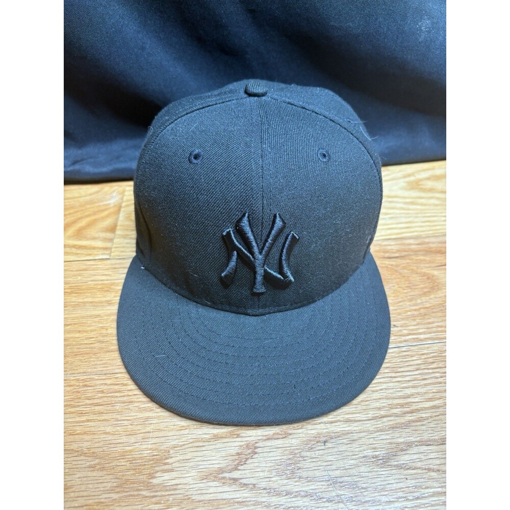 New York Yankees Hat Cap New Era 59Fifty Black On Black Fitted Size 7 3/8 MLB